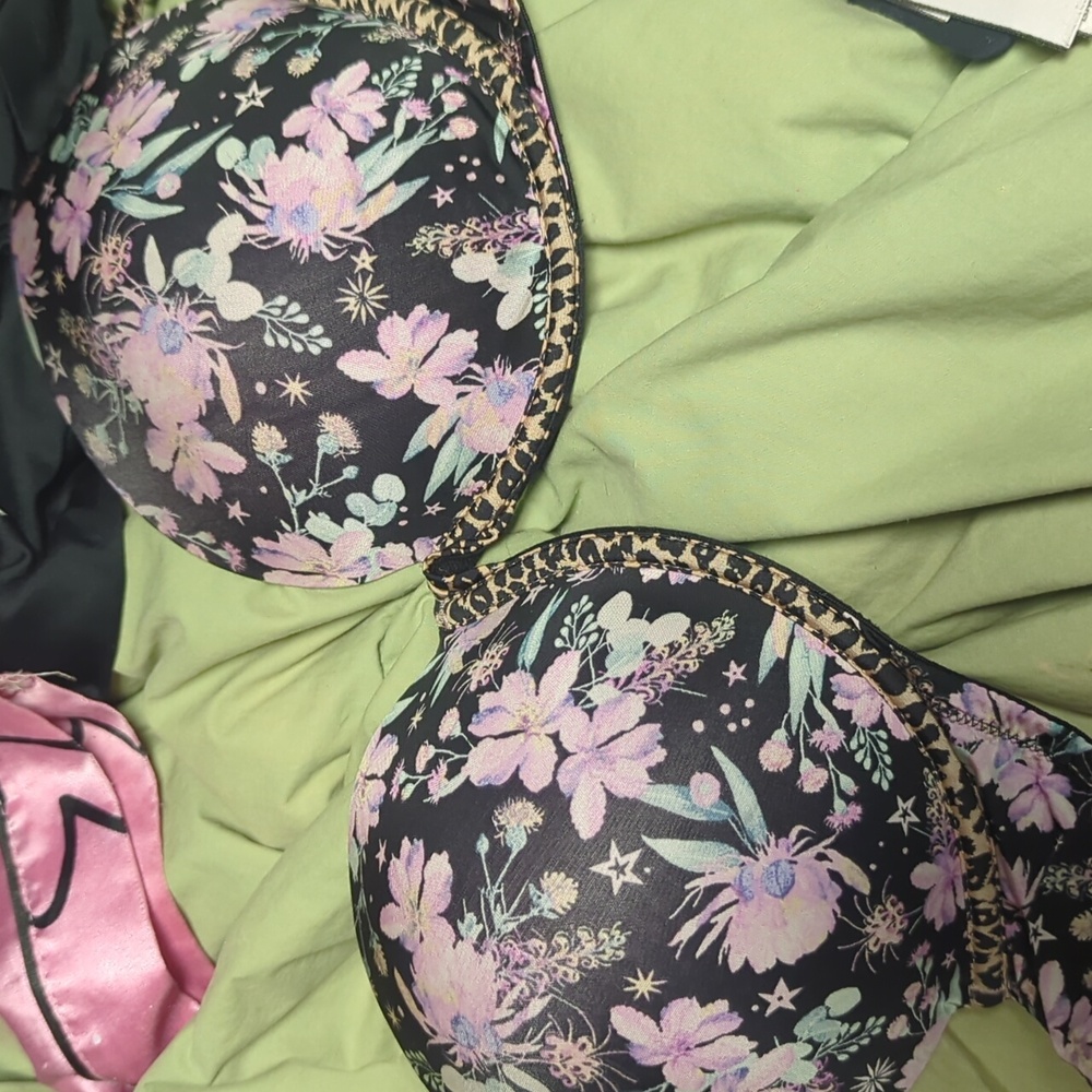 Vs  push up that's actually comfy cheetah print vintage :) no signs of wear.
